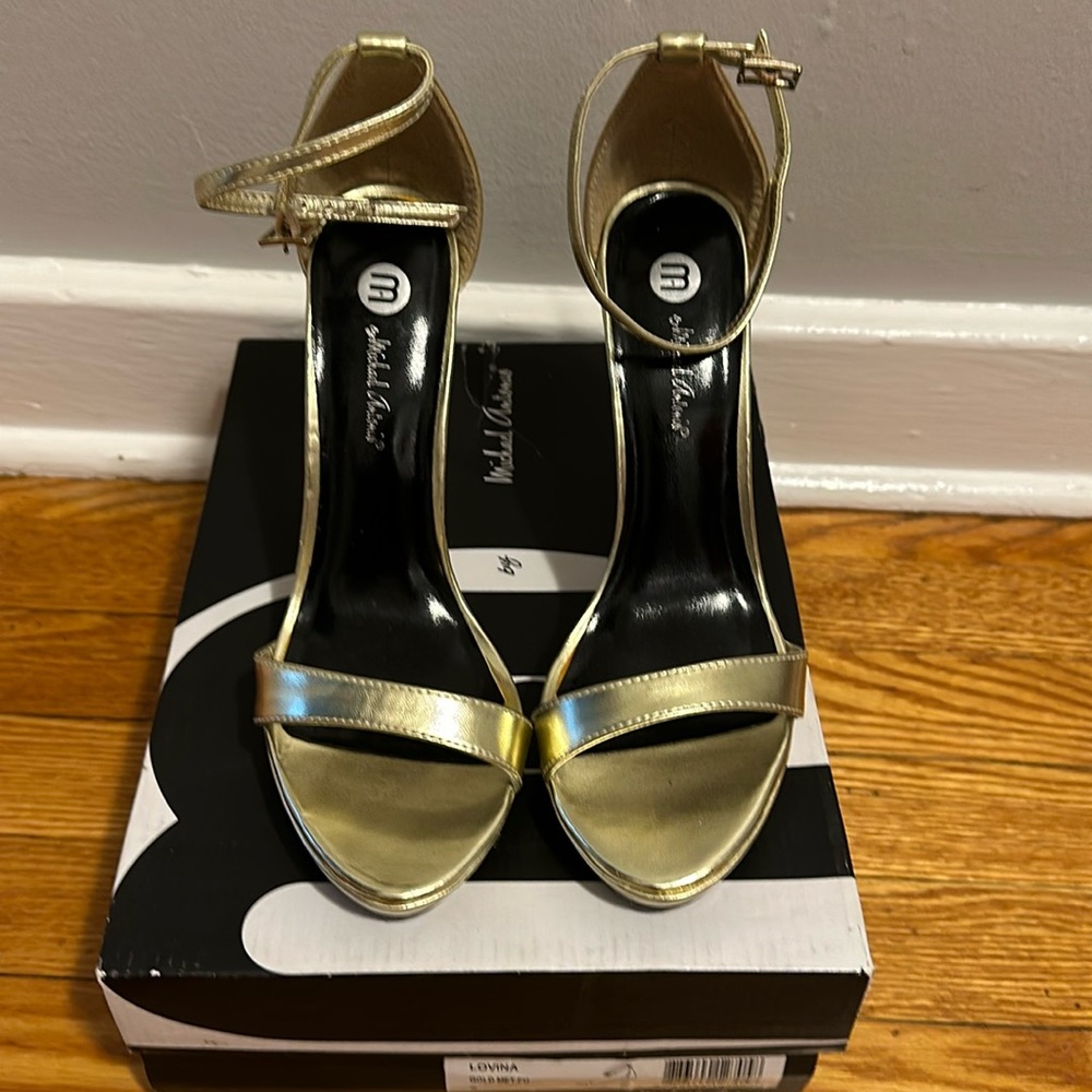 Michael Antonio, size 8, Gold 4 inch heel